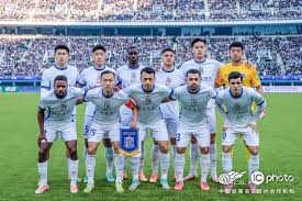 不解判罚！下半场开始前，王彤与王大雷仍向麦麦提江投诉此前手球